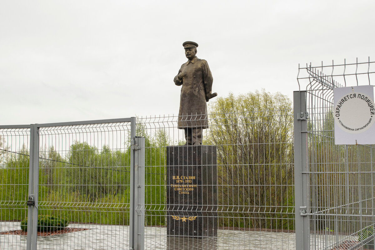 Памятник находится за забором, под видеонаблюдением и охраной полиции, фото автора