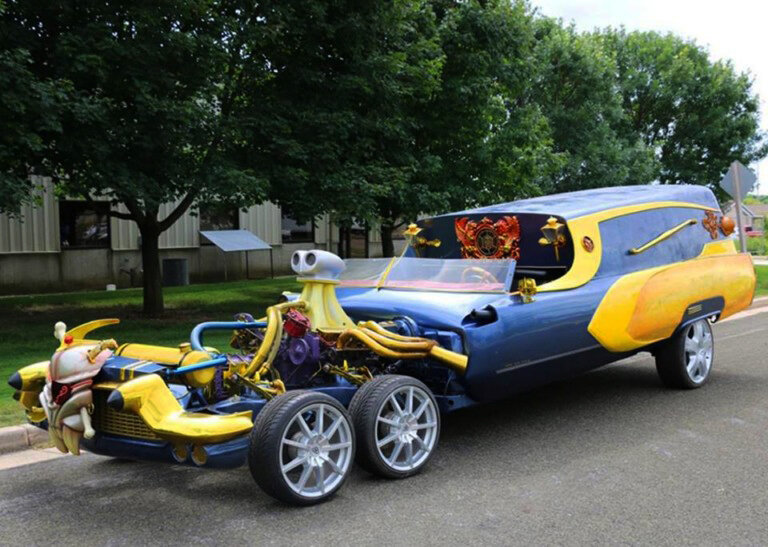 Причудливая карета на колёсах