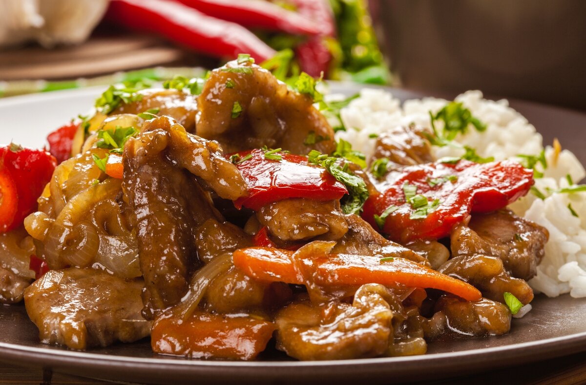 Говядина с перцем, луком и рисом.
