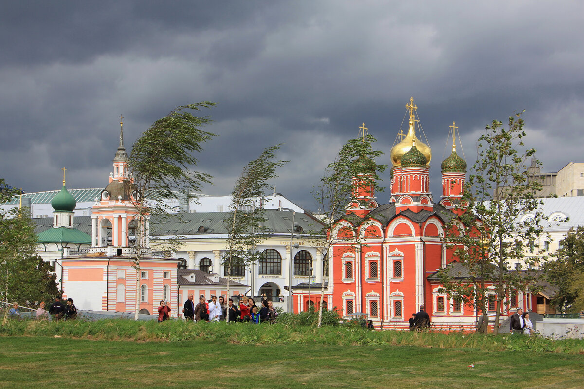 Вид из парка Зарядье в Москве.    Автор фото: Петр Аксенов

