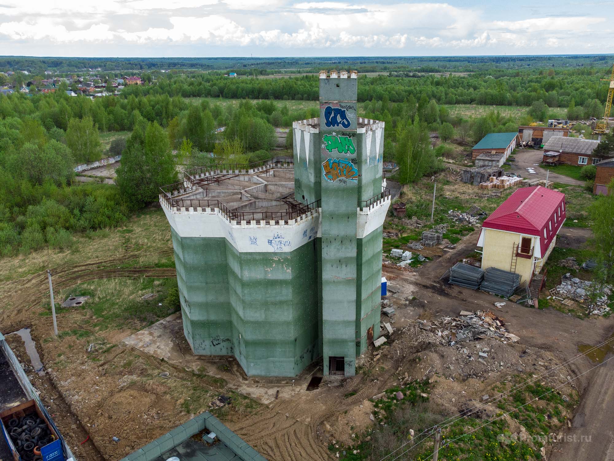 В Подмосковье обнаружен огромный заброшенный дом-замок для очистки воды от нечистот ???7
