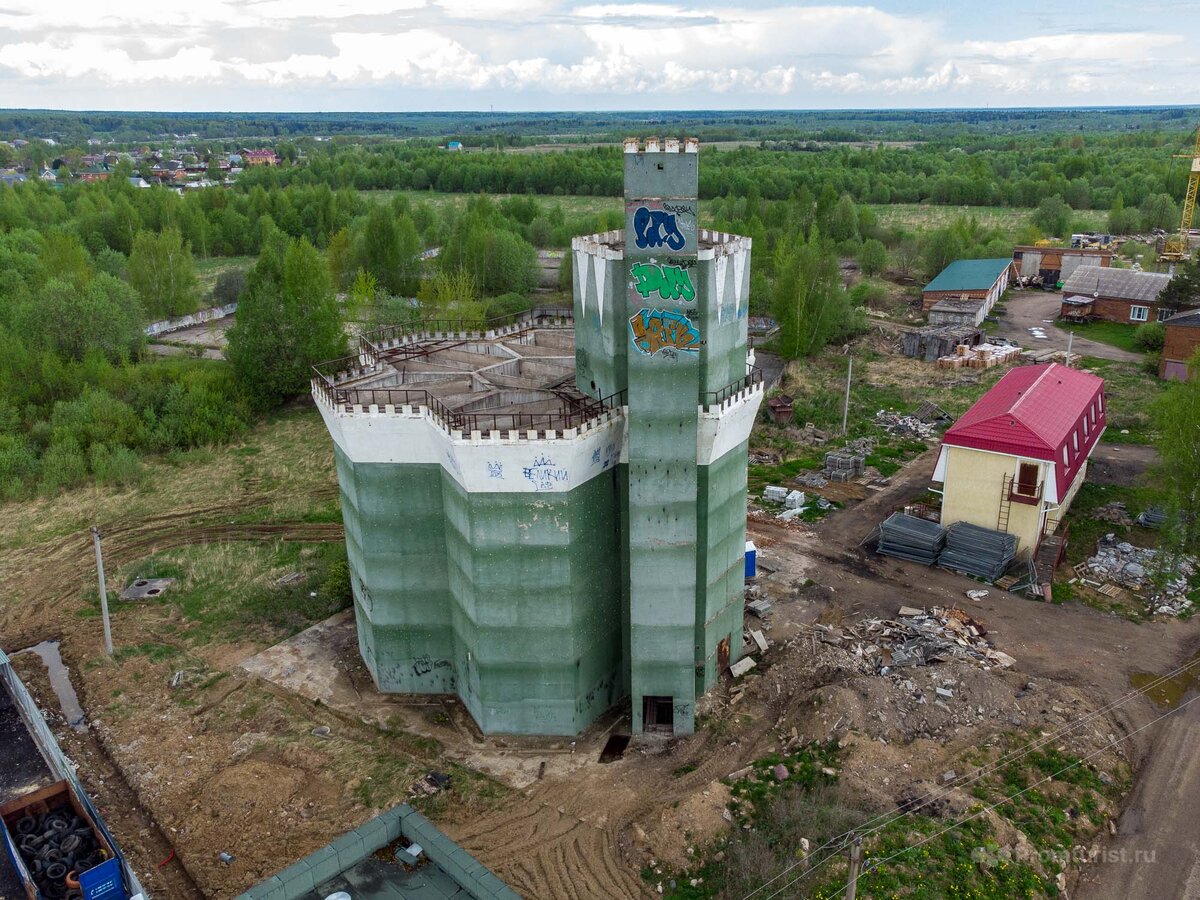 В Подмосковье обнаружен огромный заброшенный дом-замок для очистки воды от  нечистот 😱🏰🏚 | Промышленный турист | Дзен