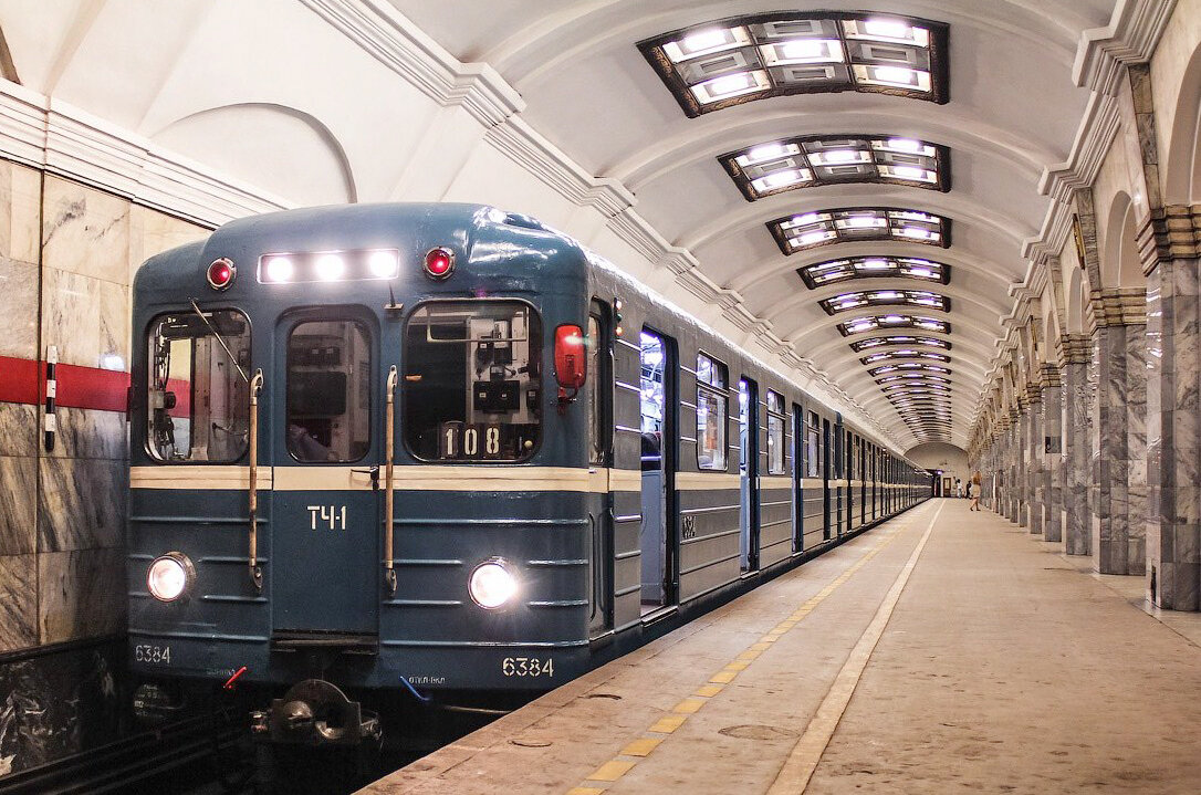 Поезд в метро спб