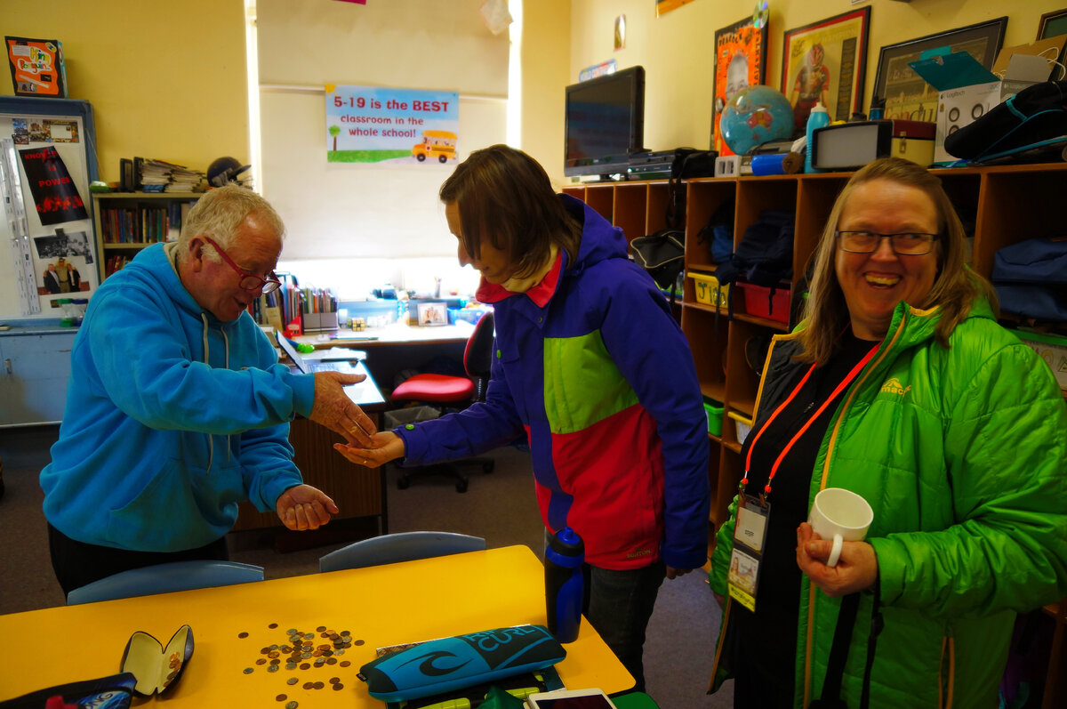 Ханна в зеленой куртке. А в синей толстовке учитель литературы, моя жена обменивается с ним монетами. Это не плата за посещение, просто он коллекционирует монеты.