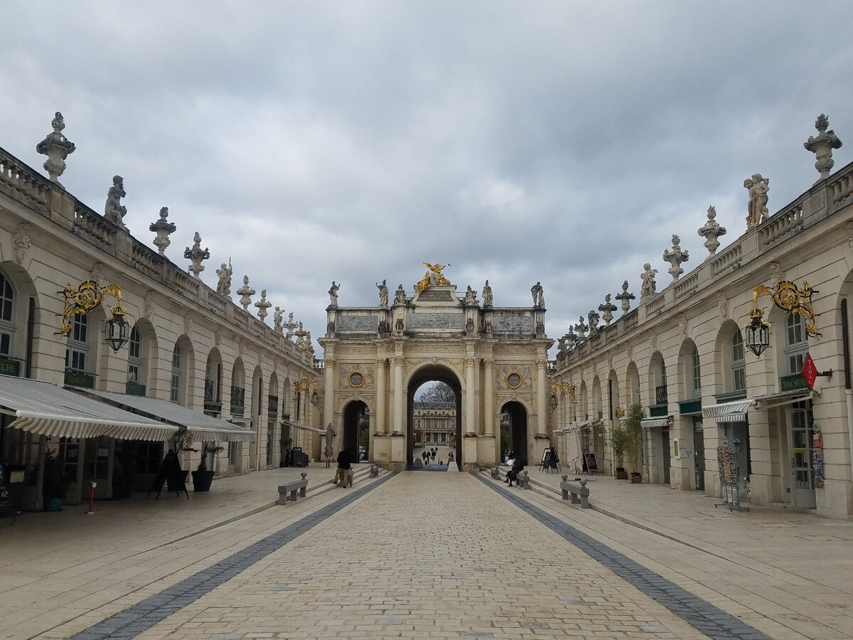 Площадь пока пуста, но скоро жизнь закипит...
