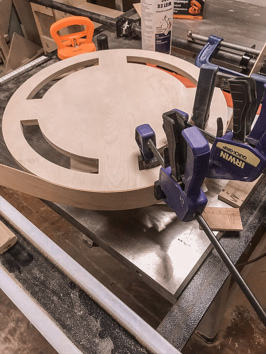 Начинаю клеить рейку на основание.