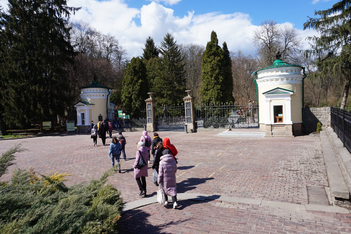 У входа в парк