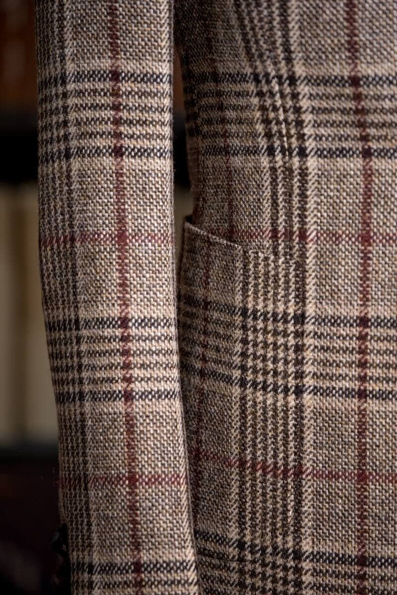 Детали пиджака с заплатками, пошитого в ателье Zoletto.