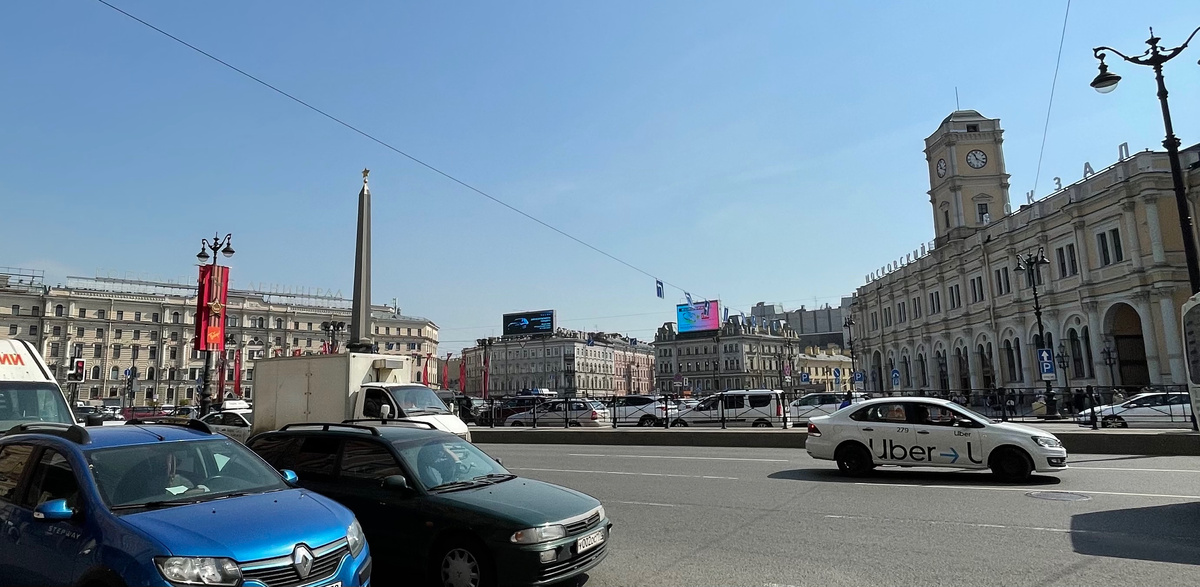 Московский вокзал справа, по центру площадь Восстания. 