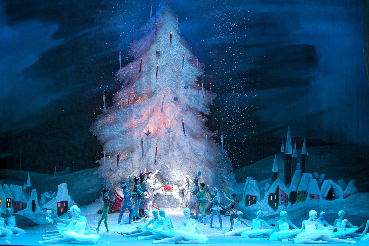 Сцена из спектакля. Фото Дамира Юсупова/Большой театр.