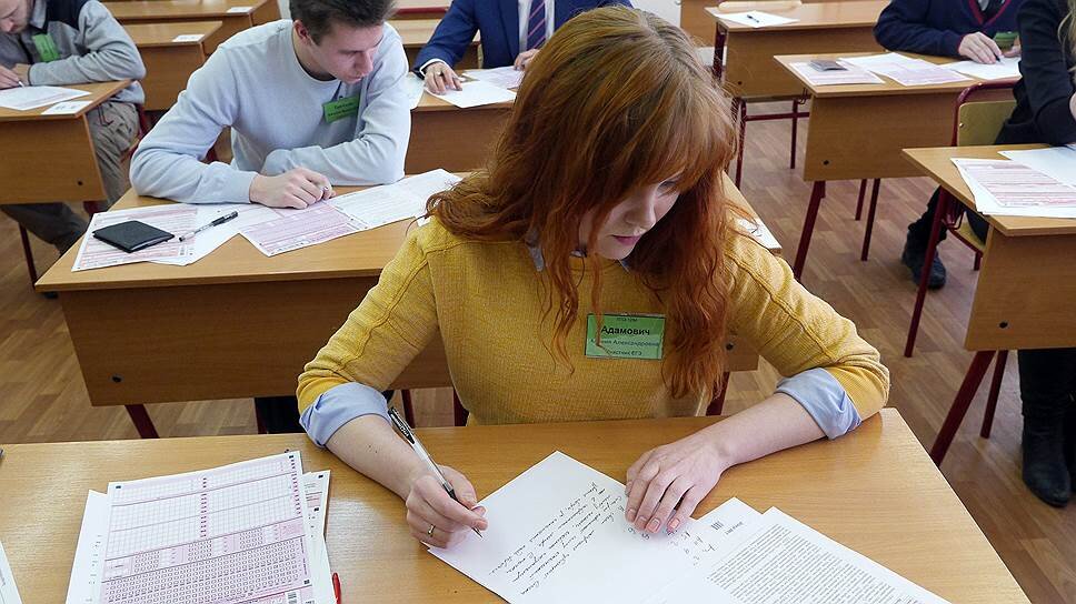 Где сдать пробный егэ. Экзамен по литературе. Ученик списывает на егэ. Школьники 11 класс. Пробный экзамен.