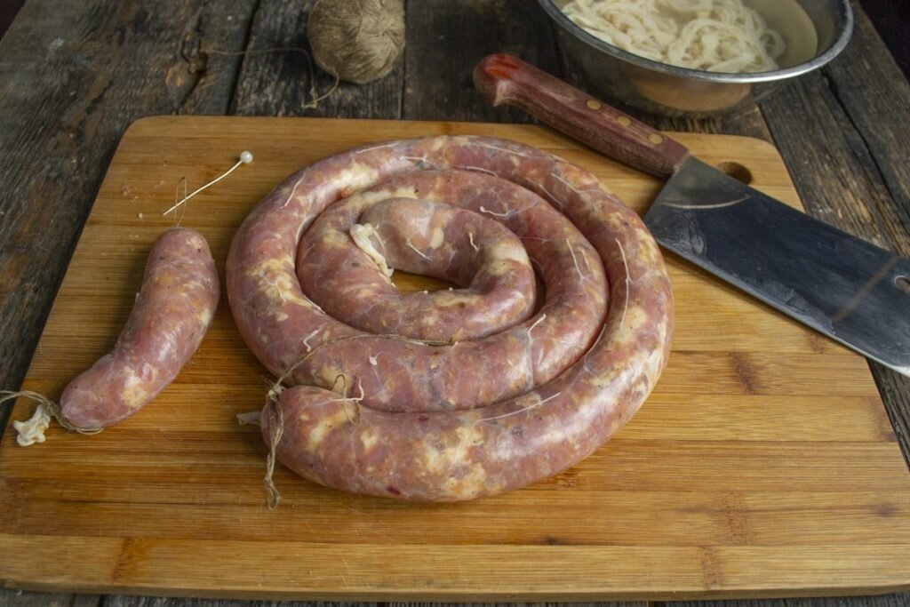 Жареная украинская колбаса в домашних условиях: рецепты в кишках, с чесноком