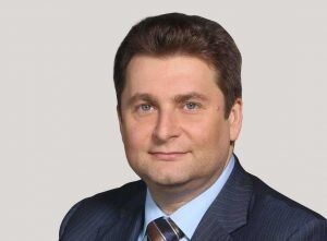 С докладом «Механизмы стимулирования локализации автомобильных компонентов» выступил Александр Морозов, заместитель министра промышленности и торговли. Александр подчеркнул, что Минпромторг совместно с экспертным сообществом продолжает развивать предложенный президентом РФ механизм повышения уровня локализации продукции автомобилестроения. «Автомобильная промышленность — первая отрасль, в которой осуществлен переход на балльную систему оценки уровня локализации и, более того, эта оценка сегодня может быть применена к каждому отдельно произведенному автомобилю. До настоящего момента разные методики оценки уровня локализации использовались разными экспертами, и из-за этого создавалось ложное ощущение высокого или низкого уровня локализации. Каждый в зависимости от целей использовал различные механизмы измерения. С этой целью Минпромторг разработал необходимые изменения в Постановление №719. Автомобиль по сути раскладывается в математические операции и создает дополнительные стимулы для развития Химической, Легкой, Радиоэлектронной промышленности. Например у Lada Vesta локализация достигла 3300 баллов.«АвтоВАЗу» есть к чему стремиться. Согласно постановлению правительства №719, максимальный уровень шкалы локализации — 8800 баллов, то есть в 2,7 раза выше показатели Lada Vesta. Для его достижения необходимо, чтобы у автопроизводителя все компоненты и сырье были российскими, а сама компания направляла бы в НИОКР не менее 5% от своей выручки. Постановление постоянно развивается, и мы соответствующие изменения готовим по согласованию с автопроизводителями.