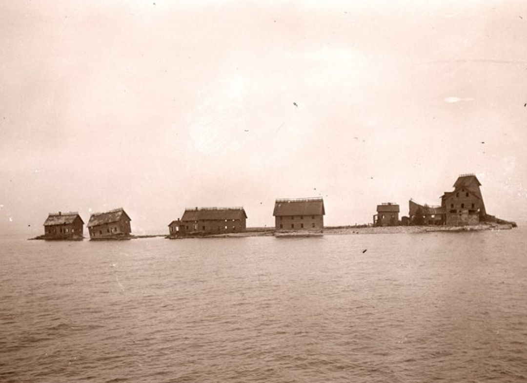 Вид на остров Silver Islet во время добычи на нём серебра