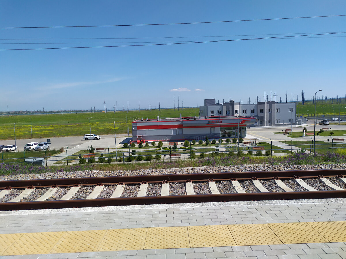 Вид на железнодорожный вокзал Тамани с платформы. Фото автора. 