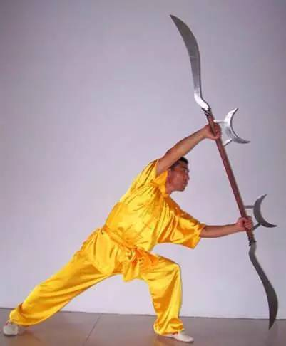 Цянькуньжиюэдао (乾坤日月刀) довольно редкий вид древкового холодного оружия с двумя серповидными клинками на концах и двумя гардами на рукояти.