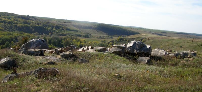 Группа валунов на вершине каменного парка с видом на реку Сухой Семенёк