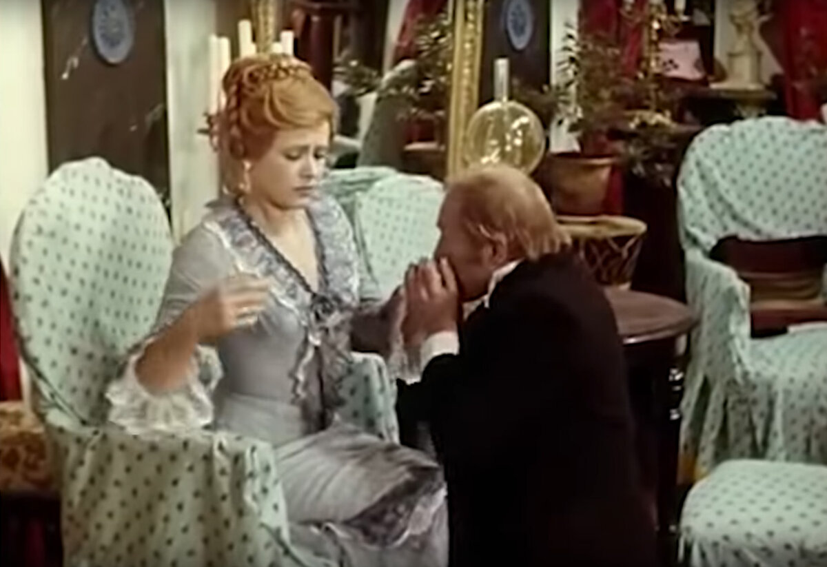 Кадр из фильма «Красавец-мужчина», СССР, 1978 год. Зоя Окаёмова делает вид, что у неё есть любовник.