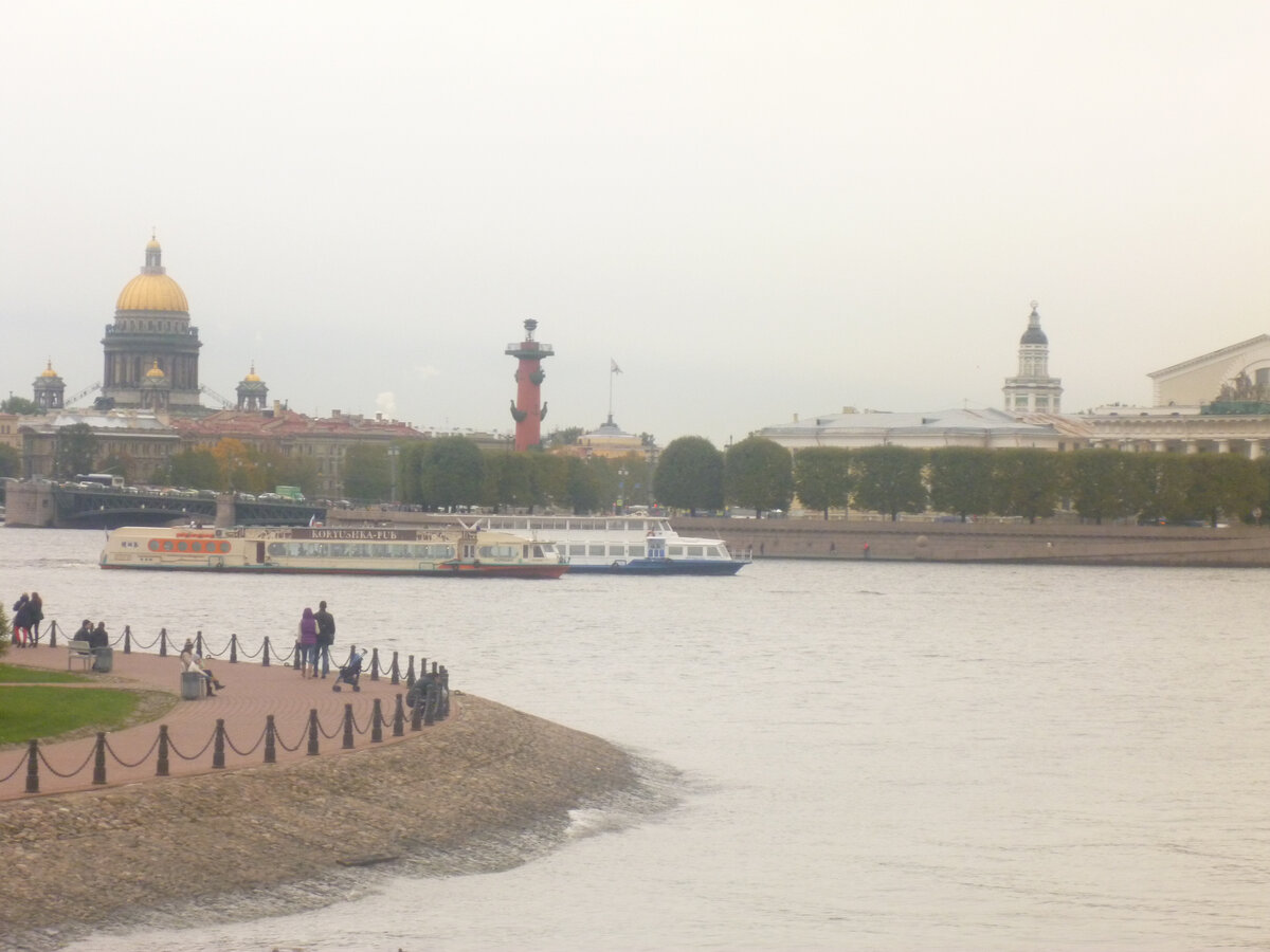 Вид  на Петербург от Петропавловской крепости