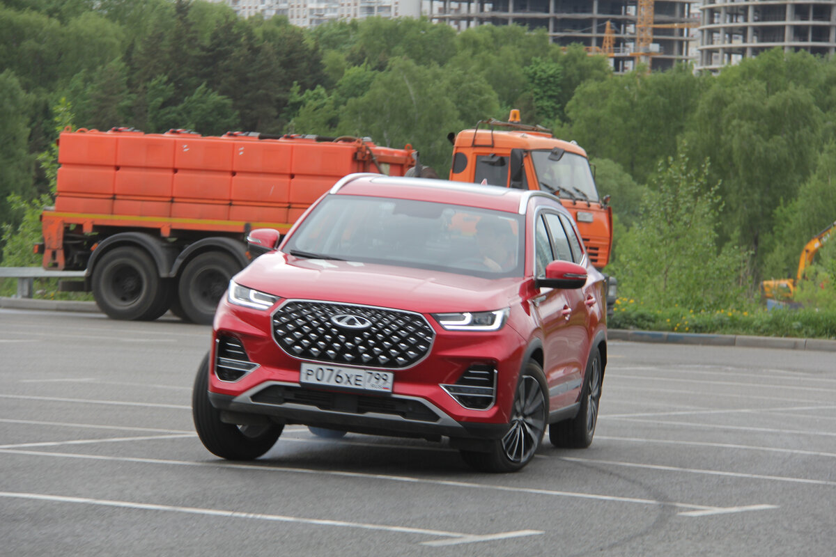 Chery Tiggo 8 Pro на кольцевой трассе.