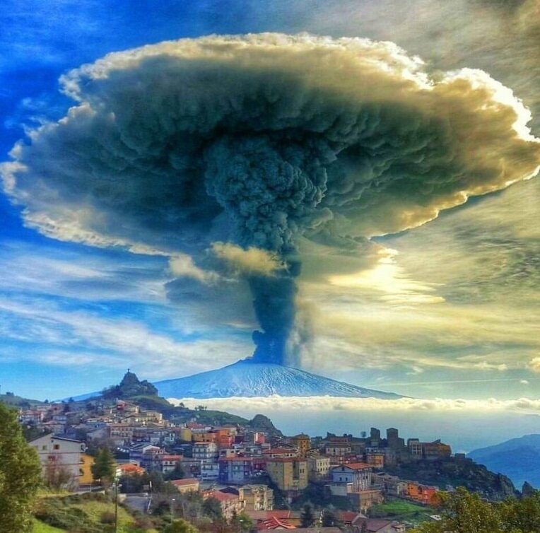 Завораживающее своей колоссальностью и мощью извержение сицилийского вулкана Этна (источник фото: Интернет)