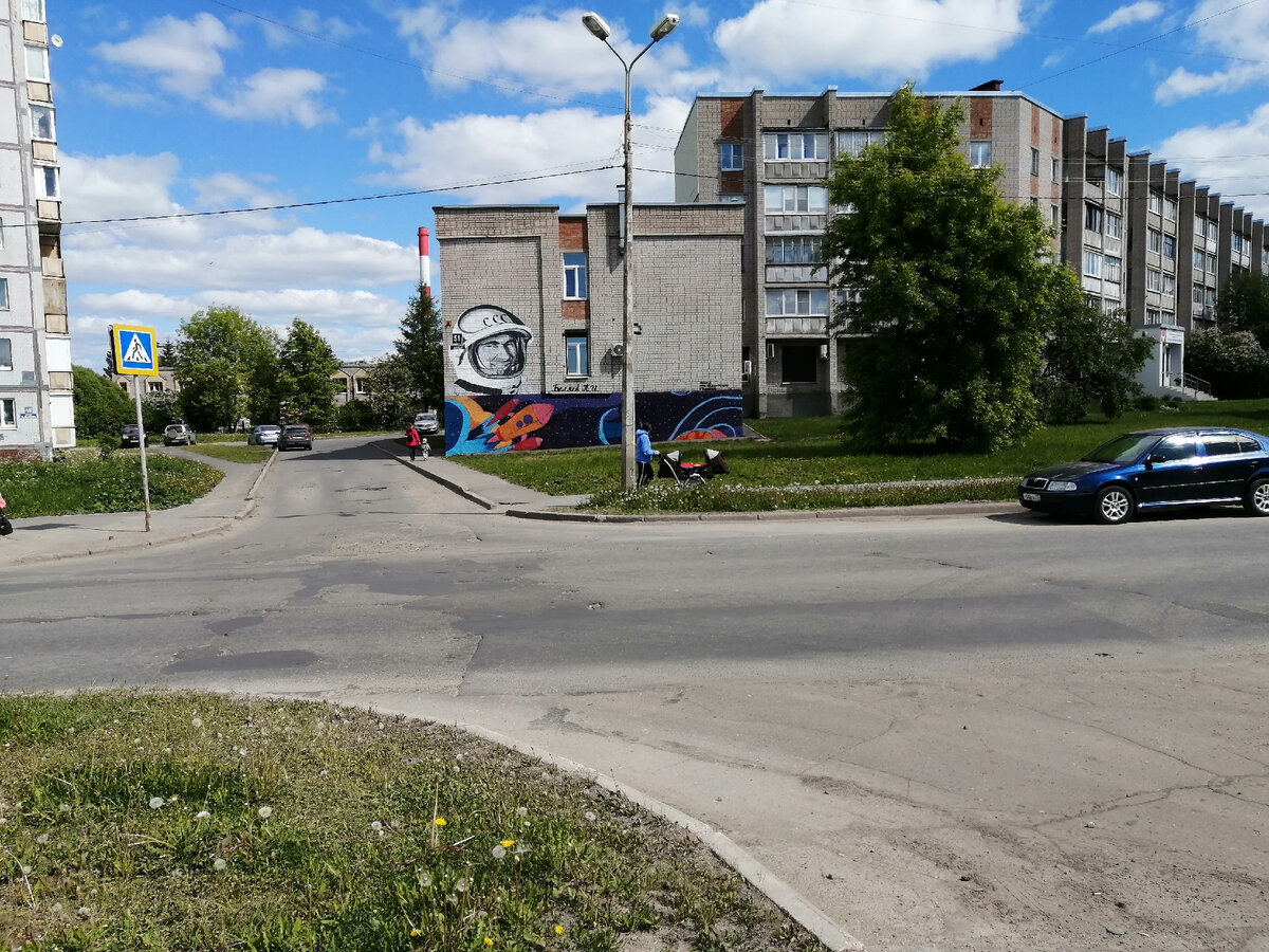 На фото южная сторона композиции.