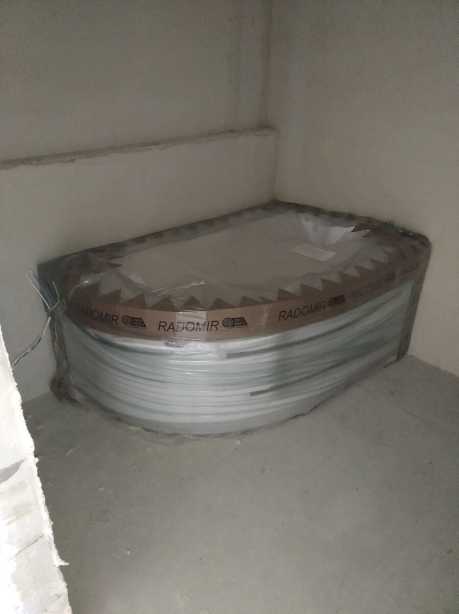 Требовалось постелить пол (на теплый) в ванной, выложить стены плиткой и как-то обыграть полочку.