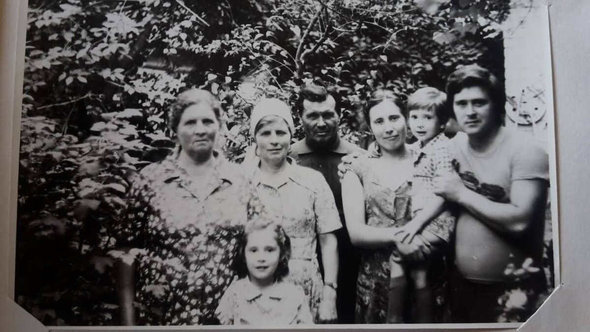 Семья Мубараковых и Половцевых ,(слева на право)бабушка Анастасия, бабушка Вера, Хамитиян, их  Леонид и его супруга и дети 