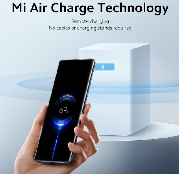 Xiaomi создала зарядное устройство нового типа – Mi Air Charge, способное заряжать смартфоны на расстоянии «нескольких метров» от себя. Для этого оно использует направленные микроволны, позволяя раздавать энергию нескольким устройствам в помещении и попутно питать стационарную электронику. Мощность такой зарядки – по 5 Вт для каждого потребителя.По-настоящему беспроводная зарядкаКомпания Xiaomi разработала беспроводное зарядное устройство Mi Air Charge, способное заряжать гаджеты буквально по воздуху. Xiaomi заявляет, что дальность действия Mi Air Charge достигает «нескольких метров», но не указывает предельное расстояние до заряжаемого гаджета.Mi Air Charge позволяет отказаться от классических беспроводных зарядных площадок, как и от кабелей, передавая энергию в аккумулятор смартфона, планшета или другого устройства буквально по воздуху.Mi Air Charge – это название технологии и одновременно небольшого устройства, внутри которого расположены специализированные антенны. Часть этих антенн используется для отслеживания местоположения гаджета в помещении, тогда как другие отвечают за направленную передачу энергии. С имеющимися на рынке смартфонами Mi Air Charge работать не будет – эту технологию Xiaomi приберегла для своих будущих новинок.Как работает Mi Air ChargeОсновной бокс Mi Air Charge содержит пять фазовых антенн для «слежки» за смартфоном или другим совместимым устройством. Xiaomi заявила, что в будущем эта технология подойдет для ее умных часов, браслетов и другой портативной электроники.Mi Air Charge призвана избавить квартиру от лишних проводовНа отслеживание местонахождения устройства для подзарядки у Mi Air Charge уходят миллисекунды. За саму зарядку отвечает массив из 144 антенн, позволяющих направленно передавать миллиметровые волны. Это кардинально отличает Mi Air Charge от существующих беспроводных зарядок, в которых используется электромагнитная индукция.Смартфон или любое совместимое устройство выступает в схеме Mi Air Charge приемником. В него Xiaomi предлагает монтировать два антенных блока, где первый, маячок, позволяет основной станции определять текущее положение гаджета в пространстве. Второй – это блок из 14 мини-антенн, улавливающих микроволны. Также устройство должно быть оснащено преобразователем этих микроволн в электроэнергию.