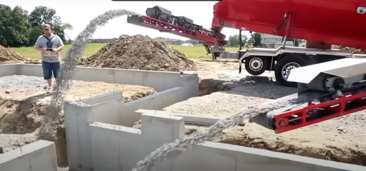 Здесь мы можем наблюдать, как она используется при строительстве фундамента.