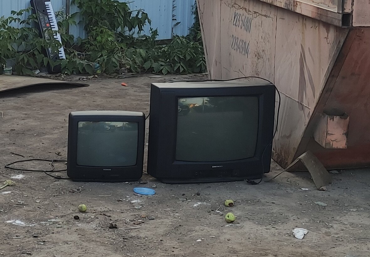 Два брата телевизора на помойке