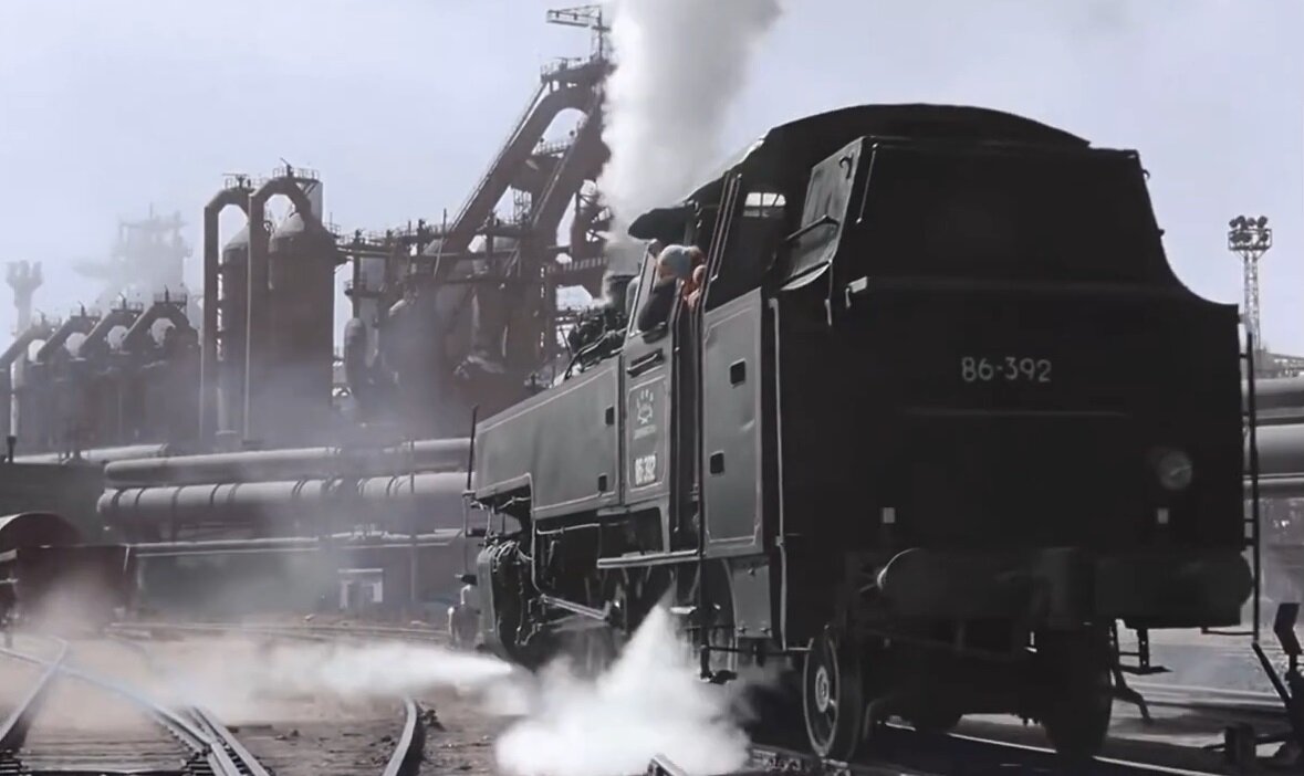 Кадр из клипа "Утренняя (гаснут звёзды далёкие)"