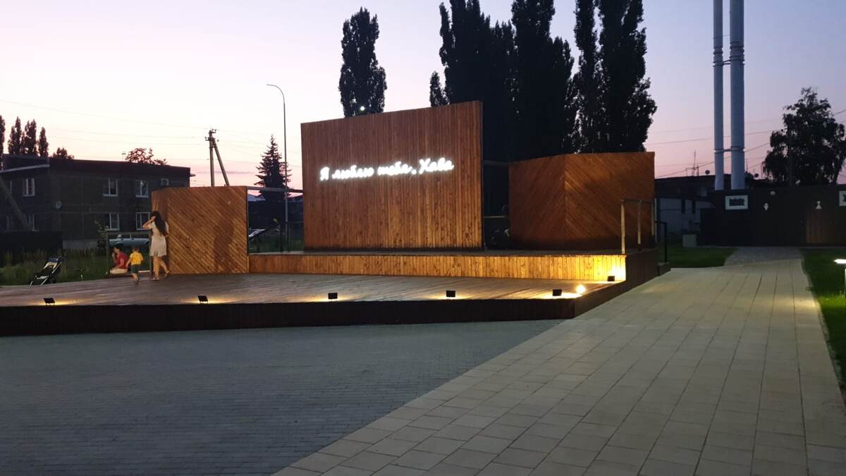 На этой сцене проводятся всевозможные игры, представления. концерты.