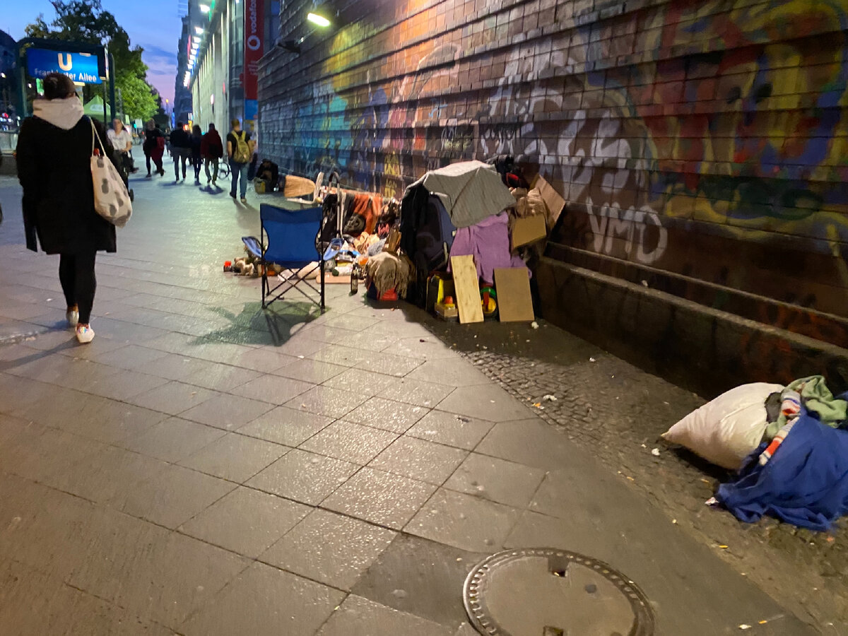 Бомжатник под мостом на станции Frankfurter Alee, за время, что я там жила, его постоянно убирают, но за пару дней он снова заростает барахлом. 