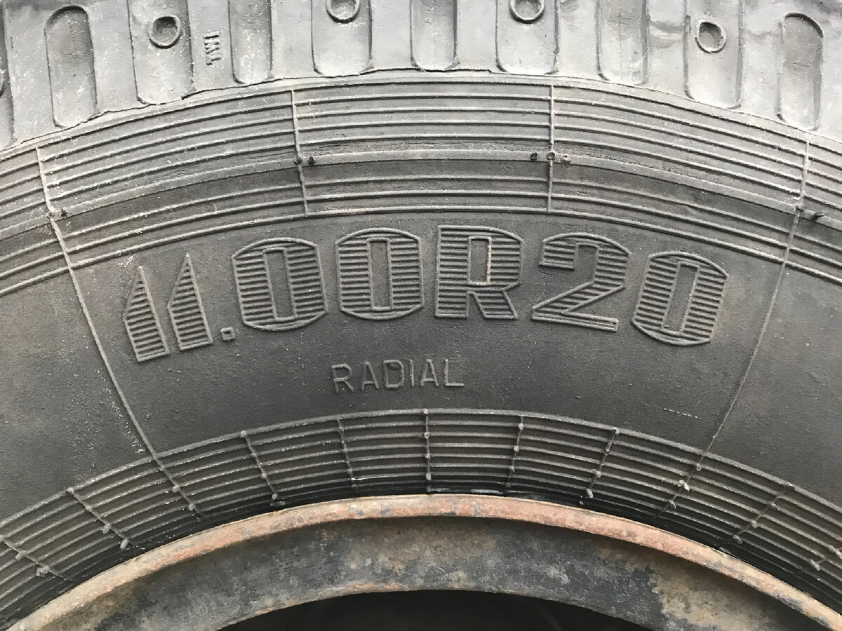 Размерность шины установленной на нашем МАЗе. Фото Тищенко Василий.