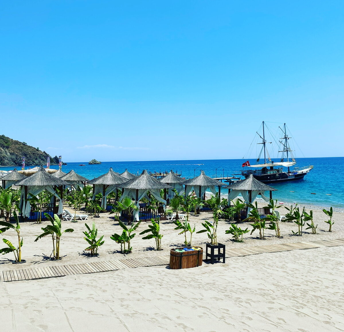 Pirates Beach Club - вип зона на пляже (50 евро за лежак в день)