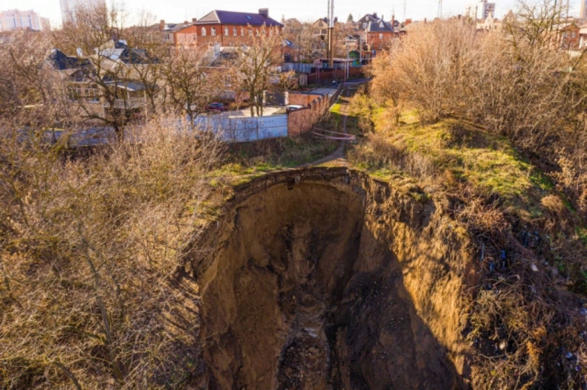 Гигантский провал в 5 метрах от домов в Ростове — виноваты сами местные  жители | RostovGazeta.ru | Дзен