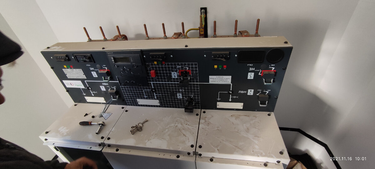 Для обеспечения функционирования комплекса запроектрировано и построено две ТП. Первая - БКТП с КРУЭ-10 кВ типа RM-6 и защитой трансформатора на базе микропроцессорного устройства VIP-400. Надежность работы устройств производства Шнайдер не поддается сомнению. Единственное нарекание - это работа только с собственным трансформаторами тока, которые встроены в КРУЭ. Соответственно опробование защит возможно только первичными токами и полным отключением РУ-ВН от сети.