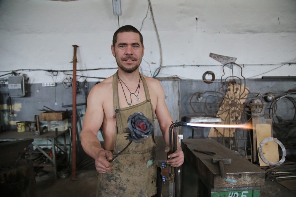 Кузнечный фестиваль псков. Амакуни кузнец. Кузнец 7. Кузнец 7. Кузница горн наковальня.