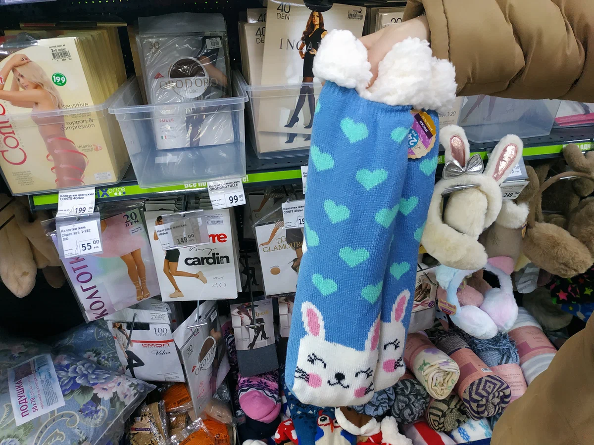 Вот такие тепленькие носочки женские с зайчиками я нашла в магазине Фикс Прайс. Очень уж они мне понравились, поэтому решила сфоткать для вас. Рада, что в Фикс Прайс привозят порой подобную милоту.