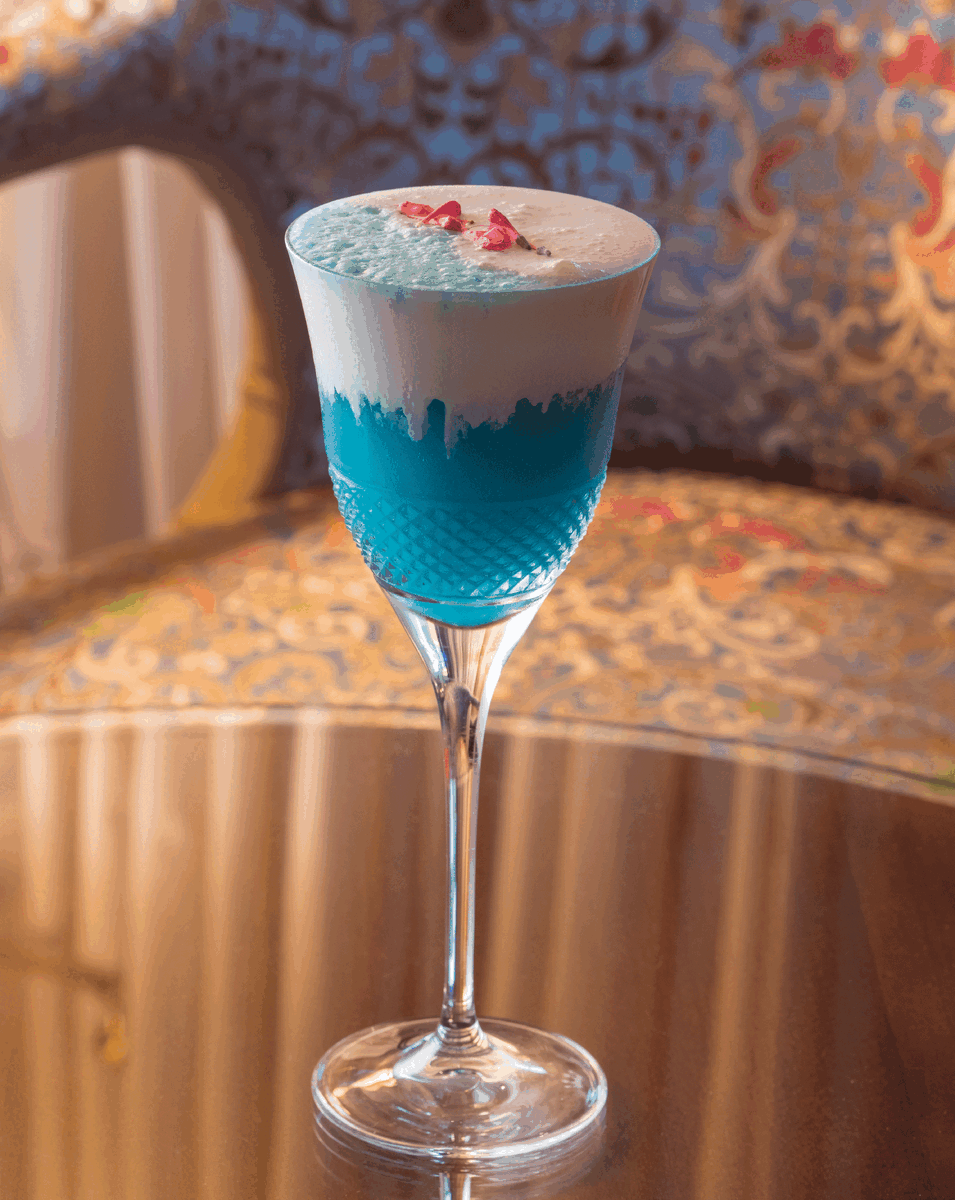 

Этот тематический «морской» коктейль нынешней осенью придумал главный бармен отеля Metropole Monte-Carlo. И если бы вы пили его непосредственно в отеле, 1 евро с продажи каждого коктейля был бы перечислен ассоциации, защищающей океан и рыб. Загадочное название напитка отсылает к экологической инициативе, разделяемой Океанографическим музеем Монако, отелем Metropole Monte-Carlo и самим княжеством Монако.
Коктейль цвета морской волны состоит из водки Grey Goose, кокосового ликера Malibu, ликера Blue Curasao, ананасового сока и розового сиропа.