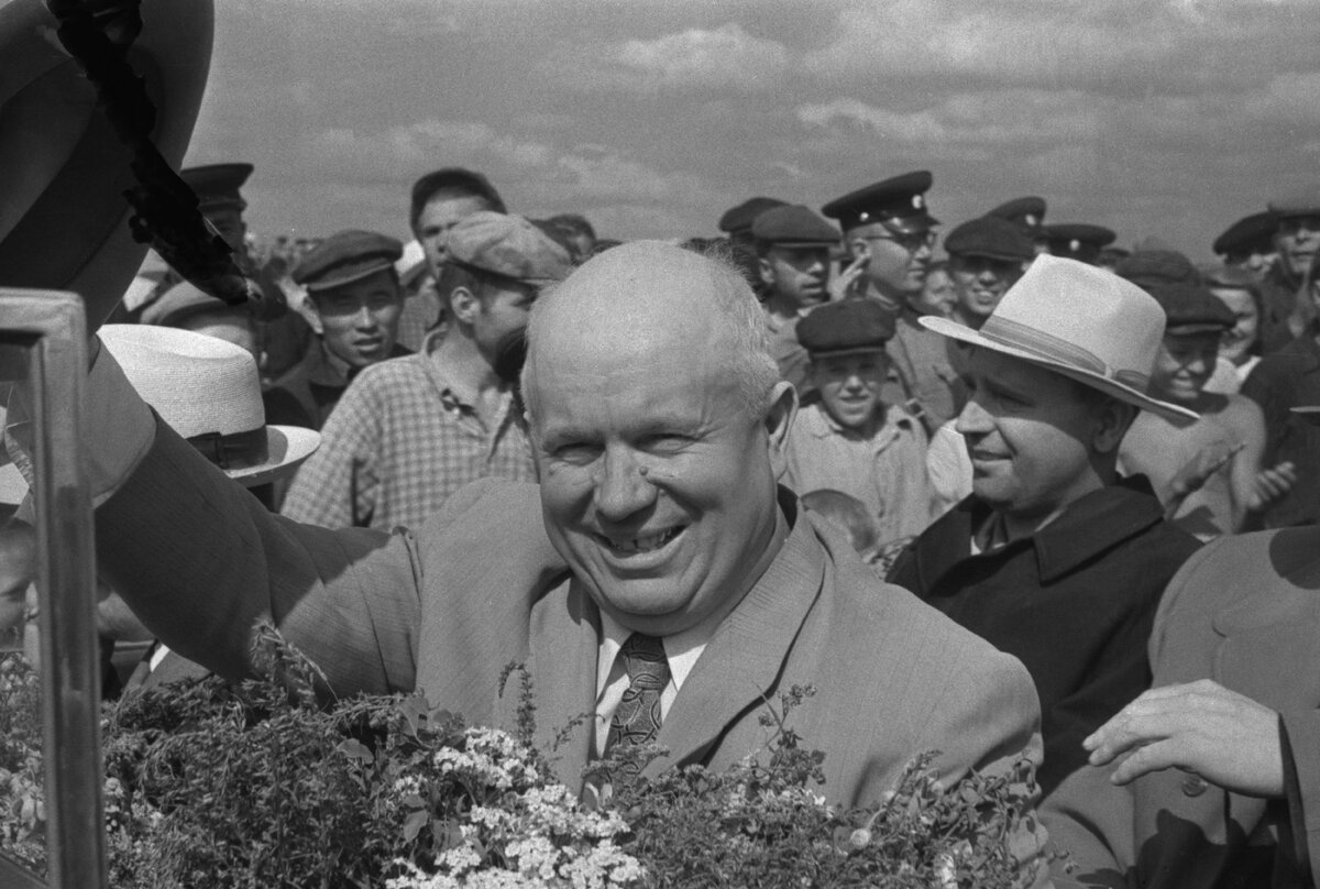Никита Хрущёв во время посещения совхоза "Озёрный" Адамовского района. 6 марта 1956 года Борис Клипиницер/ТАСС