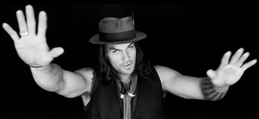 Джейсон Момоа в шляпе, kinopoisk.ru