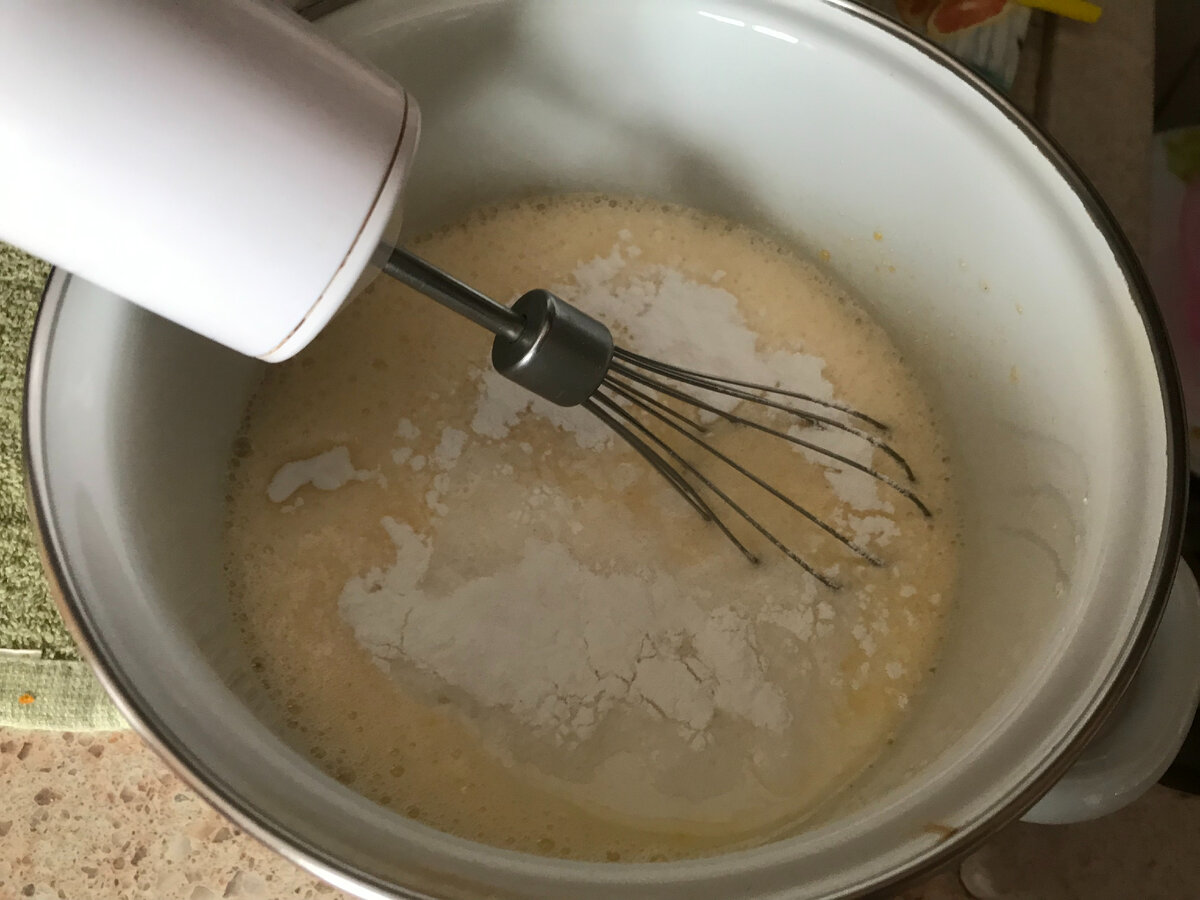 Добавляем ванилин, разрыхлитель, соду, кефир и взбиваем