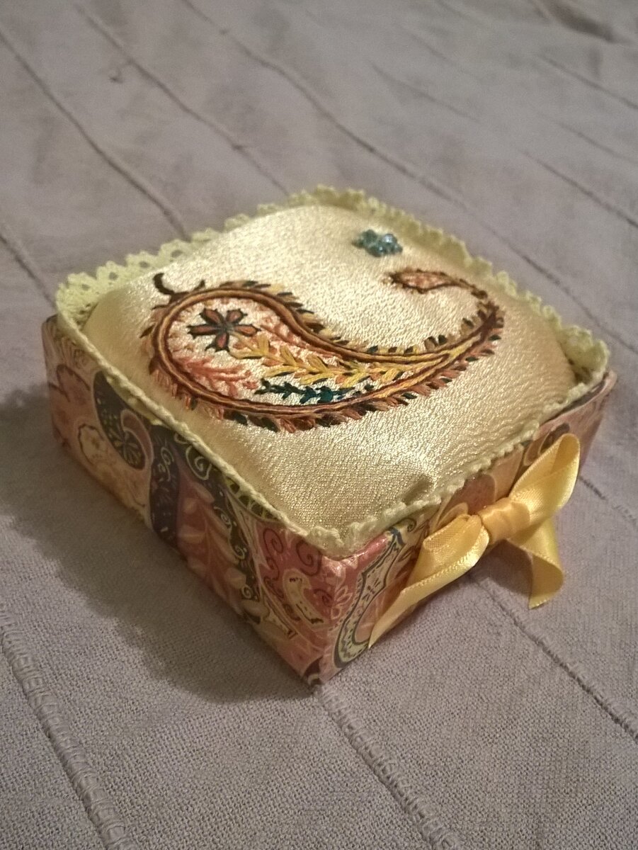 Игольница: картонная коробочка обтянута бумагой тишью, покрыта лаком. Вышивка на подушечку повторяет рисунок "марокканский огурец" на бумаге.