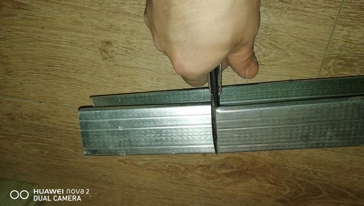 бока по линии разметки режем ножницами по металлу