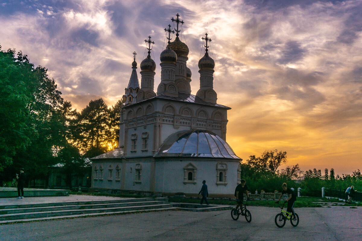 Церковь Спаса Преображения на Яру рядом с памятником Есенину (г. Рязань)