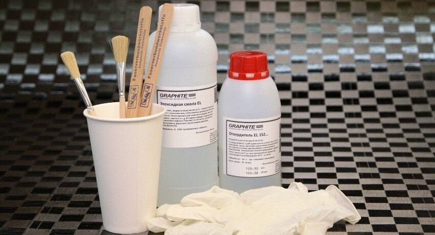 Эпоксидная смола вместе с нужными для неё предметами. 