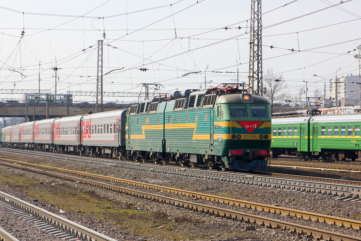ЧС7-084 с пассажирским поездом следует по ст. Царицыно