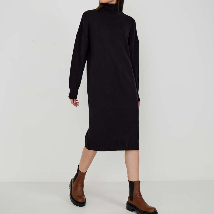 Прямое трикотажное платье с воротом-стойкой длины миди